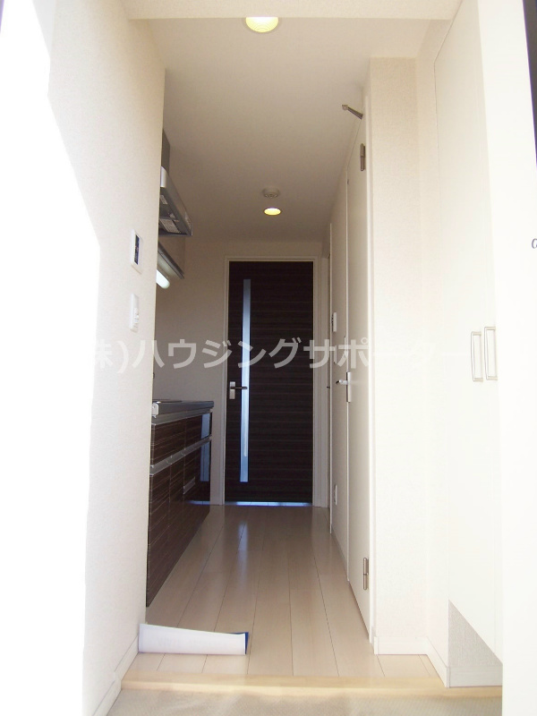 玄関：※室内写真は、1004号室（同タイプ）です。お部屋により反転タイプです。現地ご確認ください。