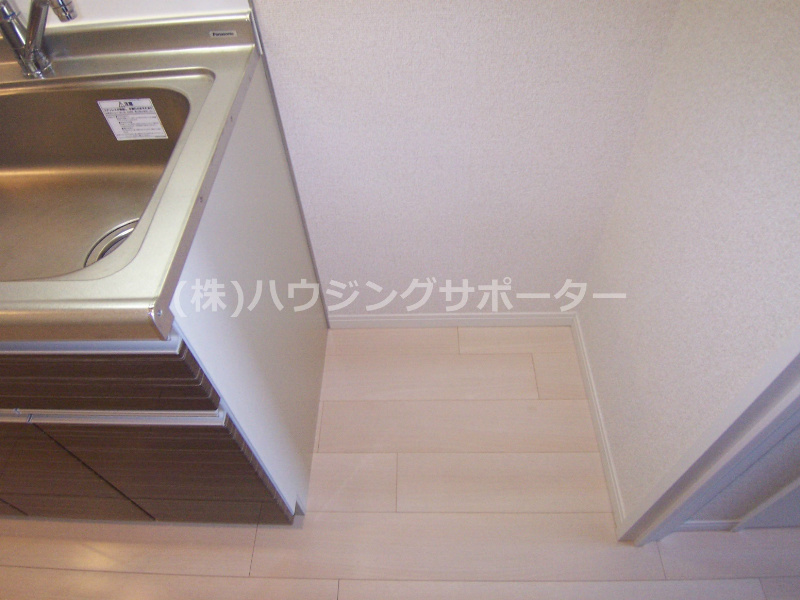 キッチン：冷蔵庫置き場です