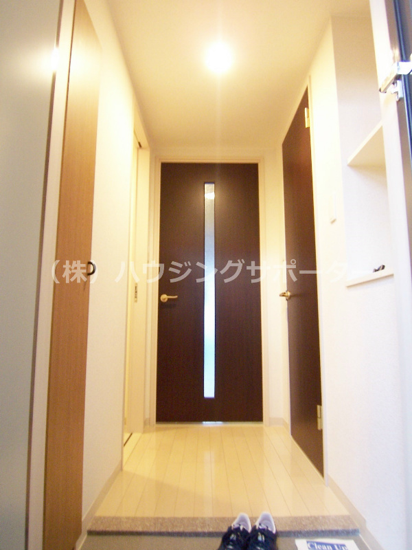 玄関：※室内写真は同タイプ105号室の参考になります。