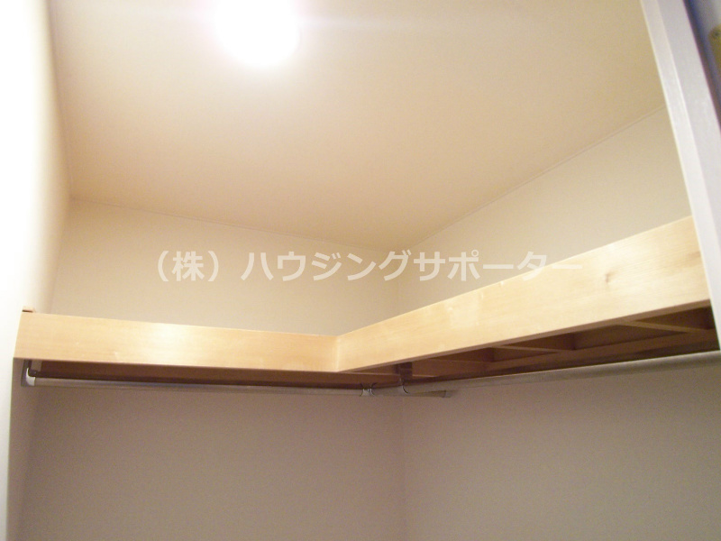 収納：ウォークインクローゼットの上部、お洋服もたくさんかけられますね