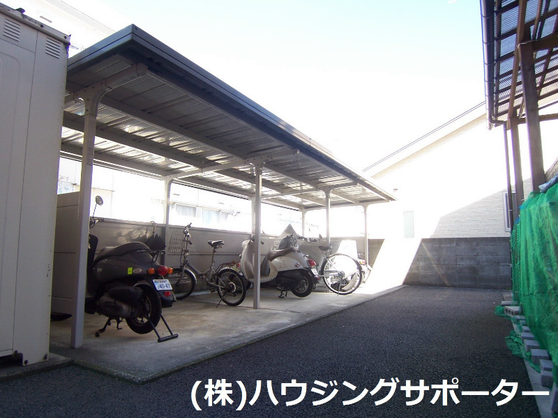外観画像：駐輪場屋根付きです