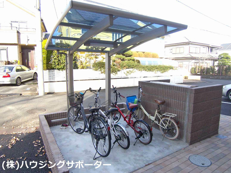外観画像：駐輪場屋根付きです