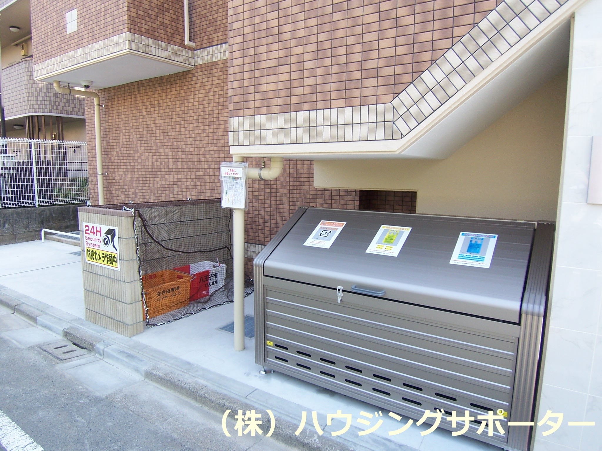 外観画像：建物入り口わきに敷地内ゴミ捨て場あります