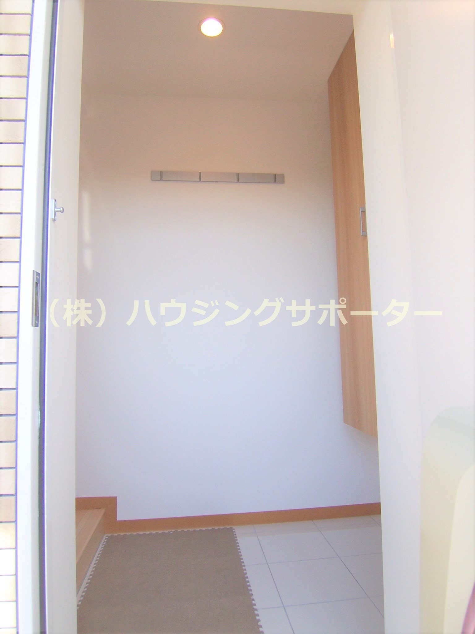 玄関：※室内写真は201号室モデルルームで備品は付属品ではございません