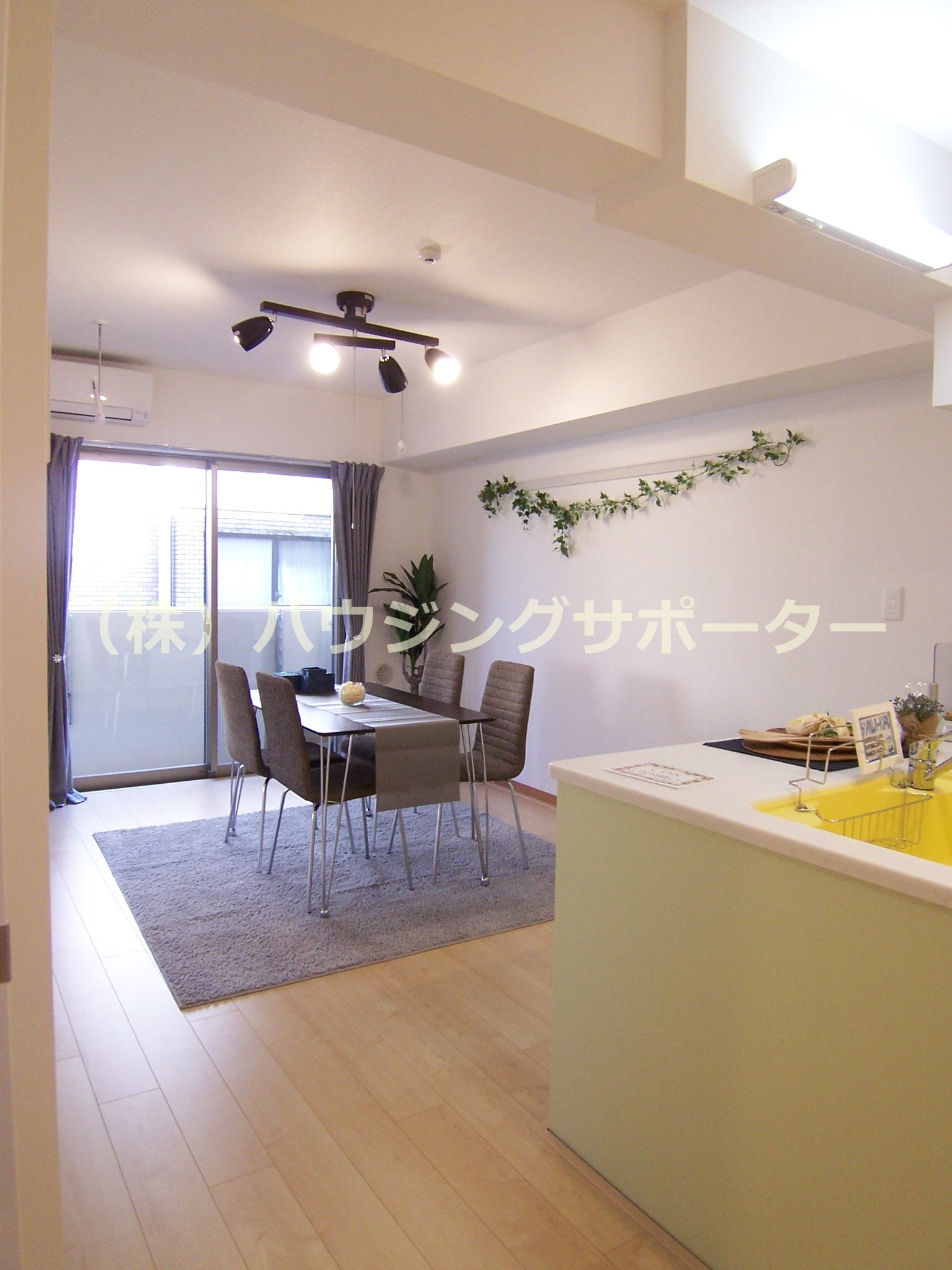 リビング：キッチン上部の収納なく、圧迫感あまりないですね