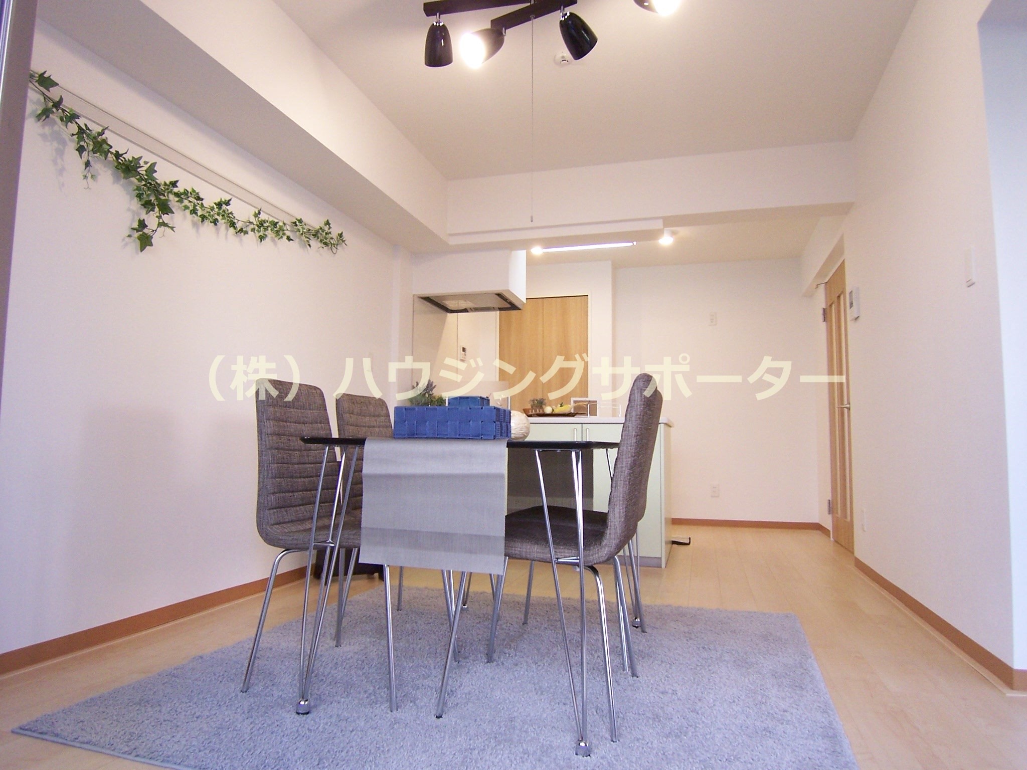 リビング：※室内写真は201号室モデルルームで備品は付属品ではございません