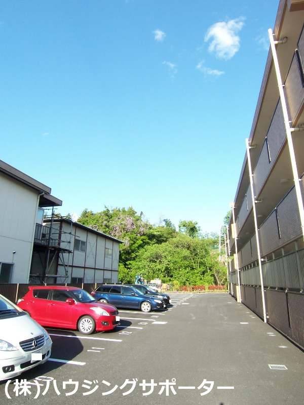 外観画像：北側と西側に駐車場があります