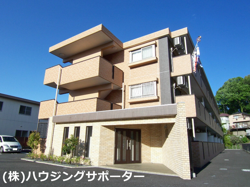 外観画像：３階建てのマンションです