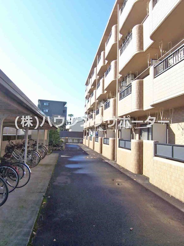 外観画像：駐輪スペース屋根付きです