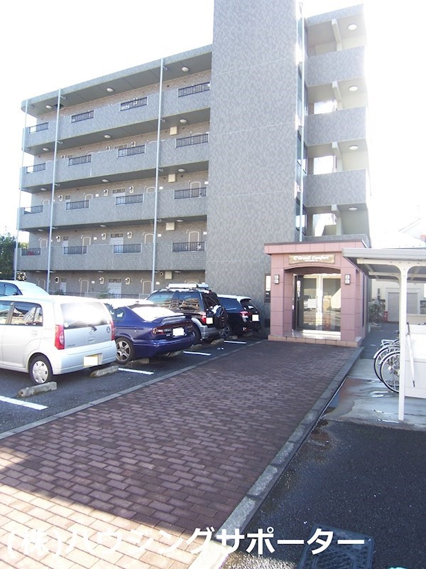 外観画像：道路からエントランスまでのアプローチ
