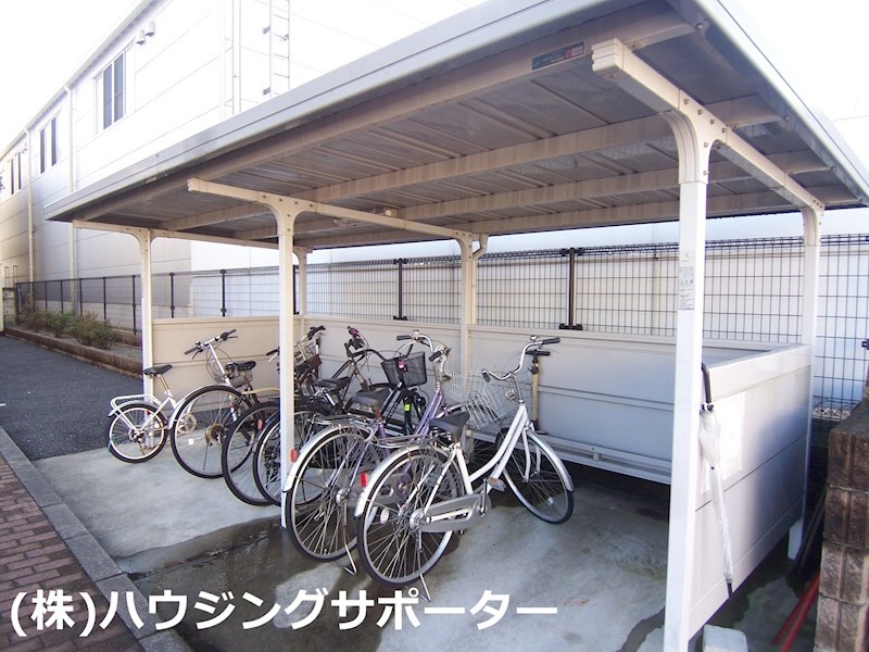 外観画像：北西側の駐輪場