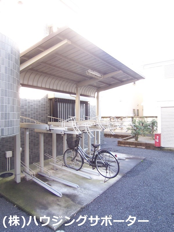 外観画像：南西側の駐輪場