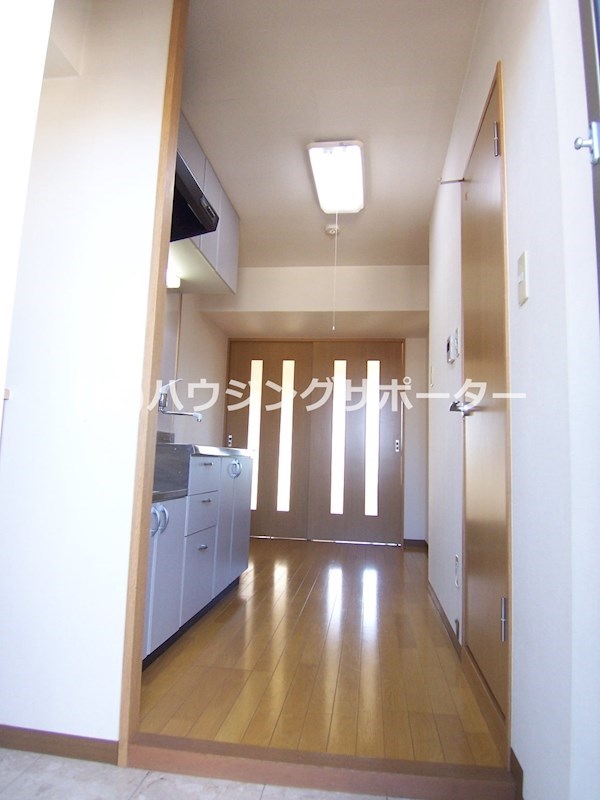 玄関：※室内写真は502号室です（部屋により反転です）