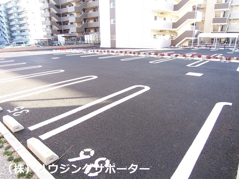 外観画像：駐車場は建物億（北側）にあります
