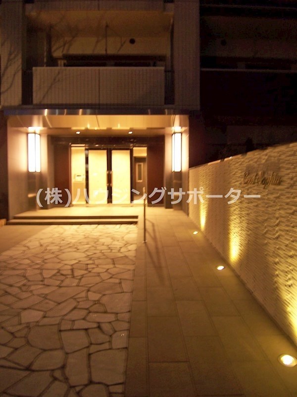 外観画像：暗くなったときの正面アプローチ部分