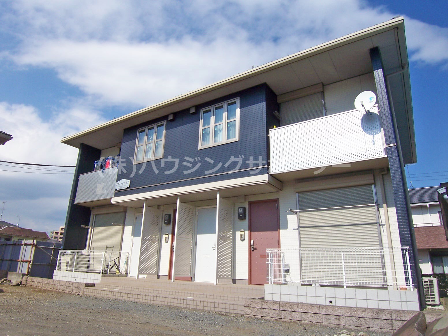 外観画像：玄関は全て１階になります