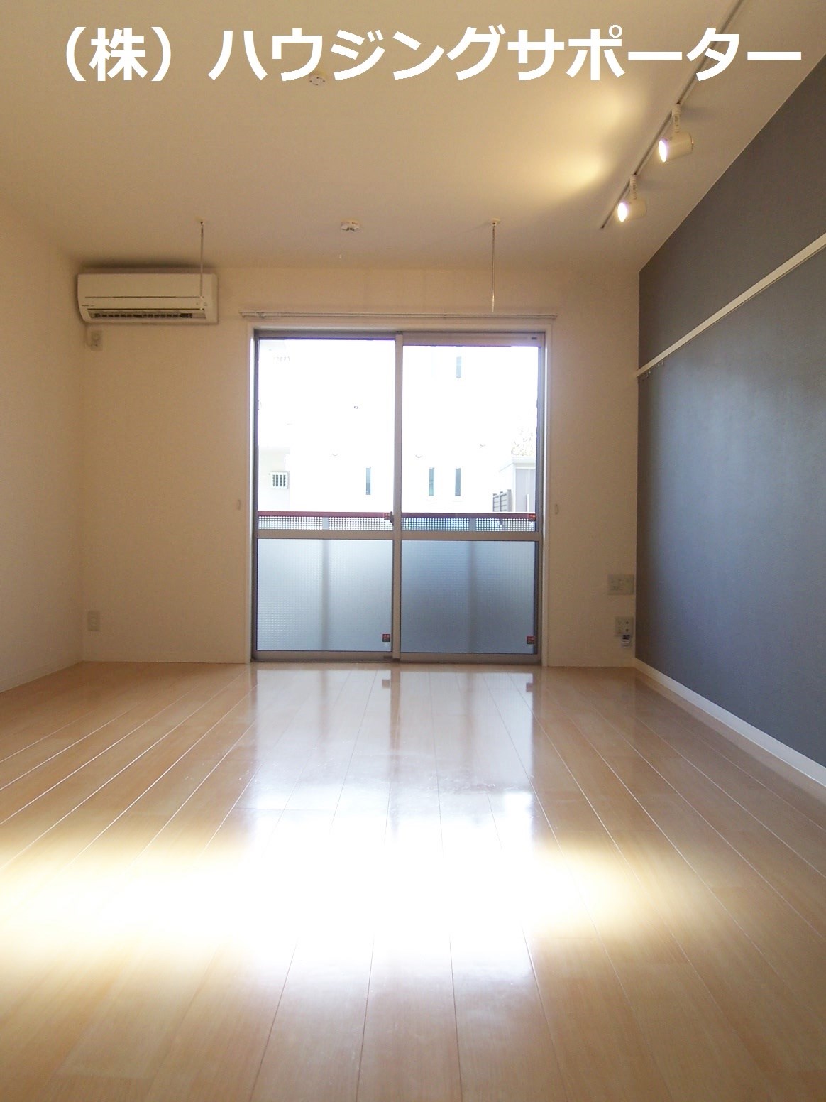リビング：角部屋につき、側面に窓あります