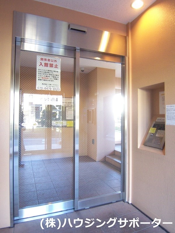 外観画像：オートロックでご来客確認できます