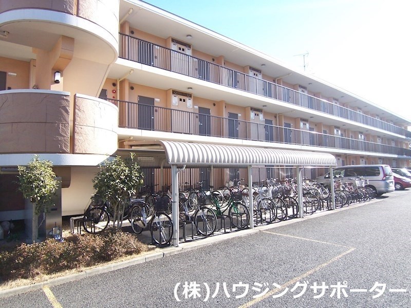 外観画像：玄関側に自転車置き場・駐車場があります