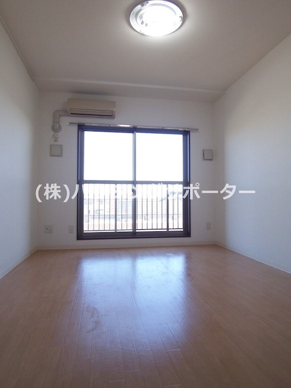 リビング：※室内写真は315号室（改装中・部屋により左右反転）です