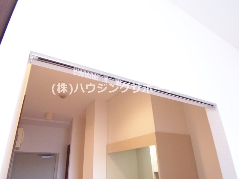 その他設備：キッチンと洋室の仕切りの際はカーテンをつけてください