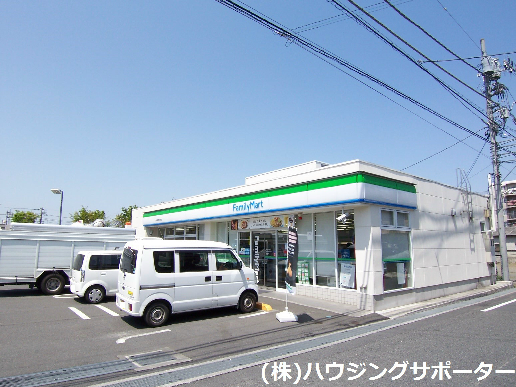 コンビ二：ﾌｧﾐﾘｰﾏｰﾄ 秀栄東浅川町店　292m