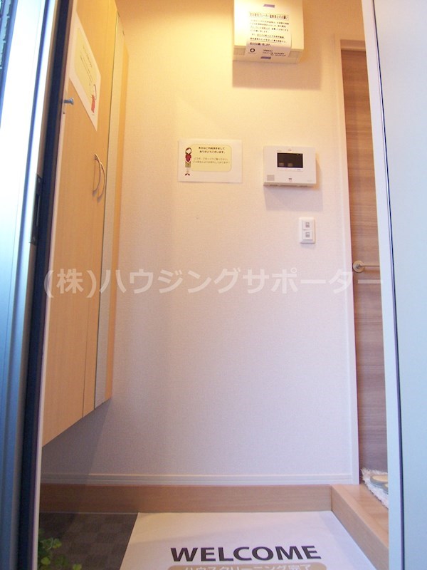 玄関：室内写真は106号室になります。