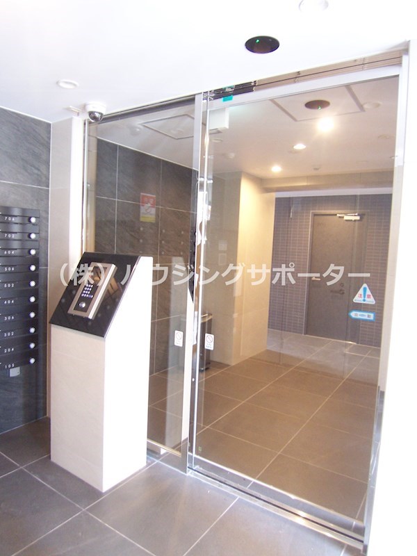 外観画像：オートロックに防犯カメラ