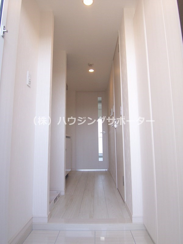 玄関：※室内写真は403号室（Ｂ’タイプ）３号室５号室はＢ’タイプです。フロアにより壁紙の素材が違います。