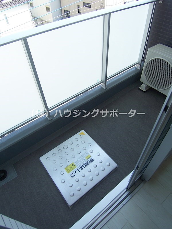 ベランダ：避難ハッチは部屋により場所が変わります。ご確認ください