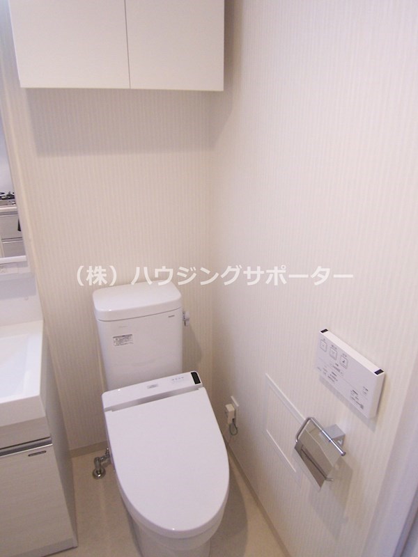 トイレ：温水洗浄便座です。（トイレと洗面台は同室です）