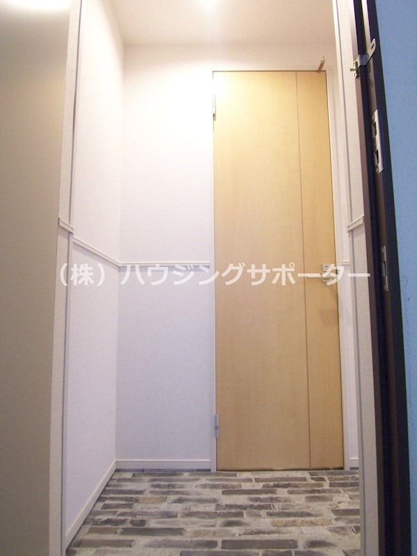 玄関：※室内写真は同物件701号室（１階以外の１号室タイプ）参考写真です