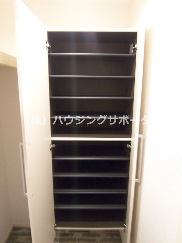 収納：２階以上の１号室はシューズインクロークあります！