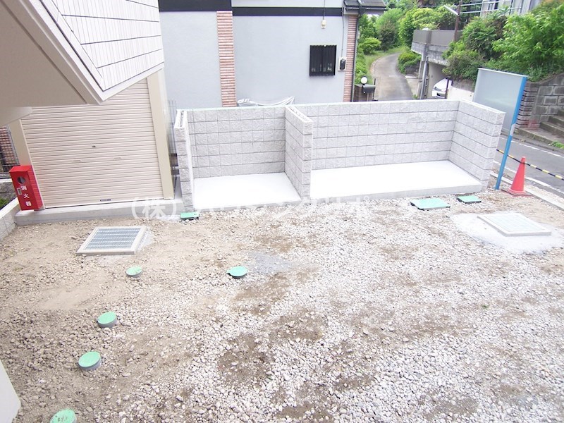 外観画像：敷地内ゴミ捨て場※工事中の写真です