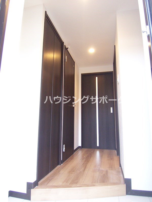 玄関：※室内写真は303号室です（2号室は左右反転です）