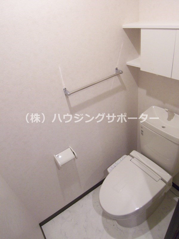 トイレ：トイレは温水洗浄暖房便座です
