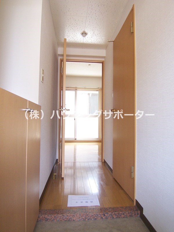 玄関：室内写真は102号室の写真です