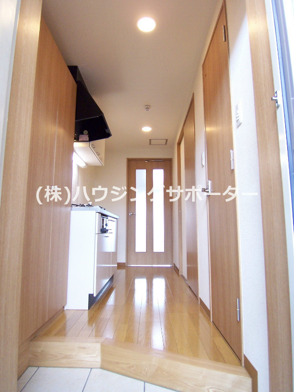 玄関：室内写真は102号室になります