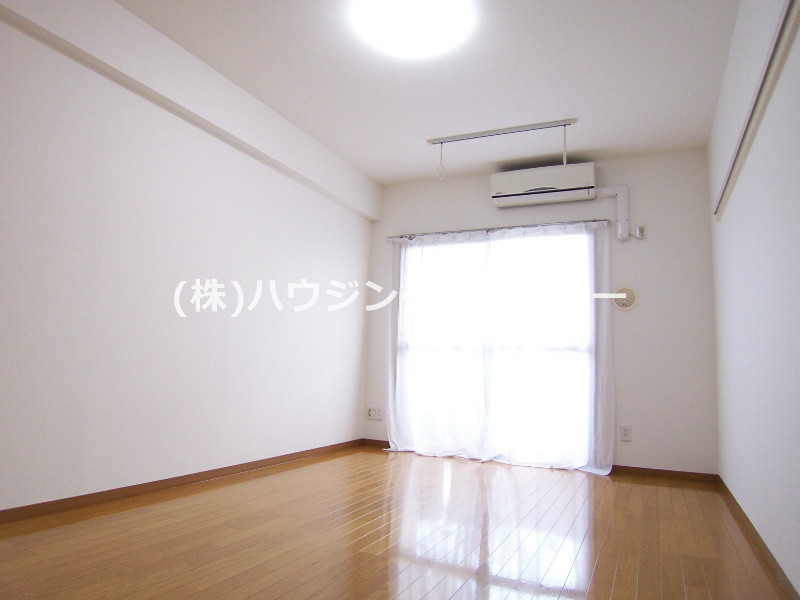 リビング：洋室広々9.2帖です