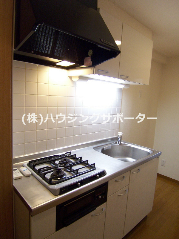 キッチン：２口コンロのシステムキッチンです。