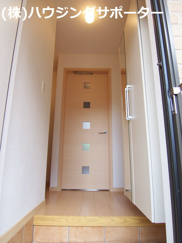 玄関：１０２号室のお部屋です。