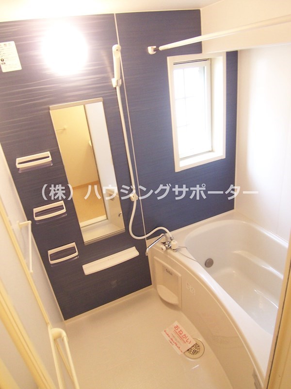 風呂画像：浴室は追い焚き、小窓があります！