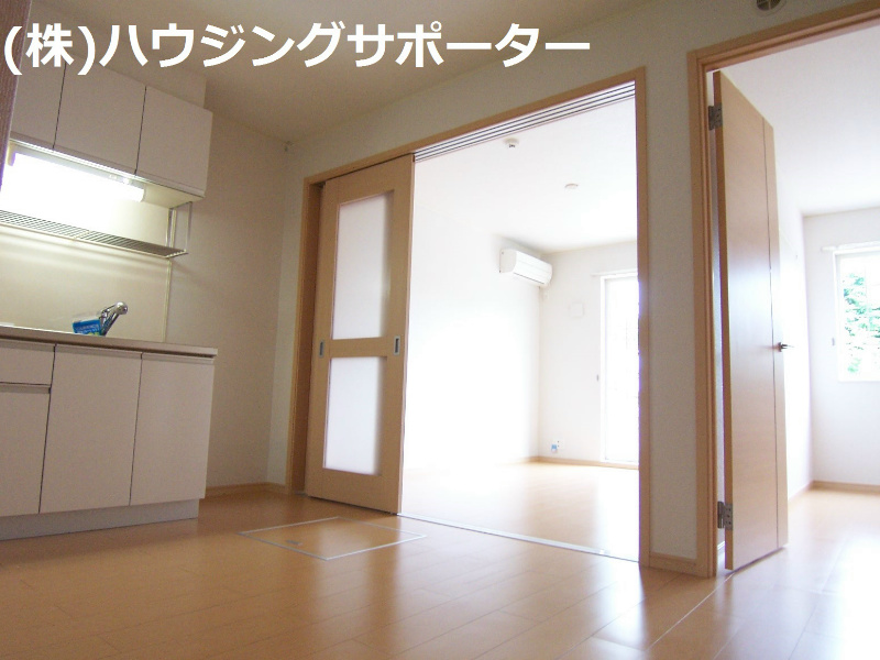キッチン：引き戸にすりガラスありＤＫ光差し込みます！