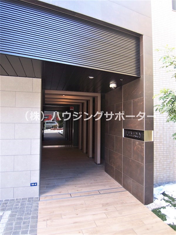 外観画像：正面エントランスは西側です