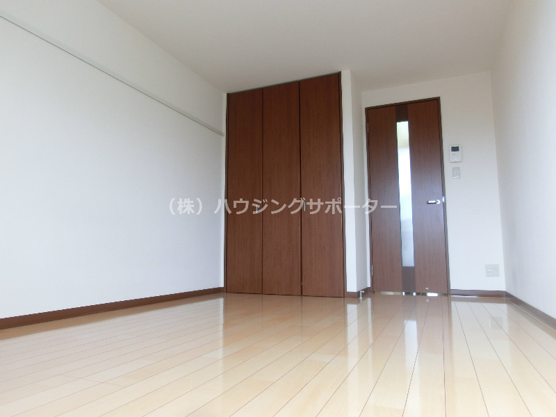 ベッドルーム：建具の色合いも落ち着いた印象です