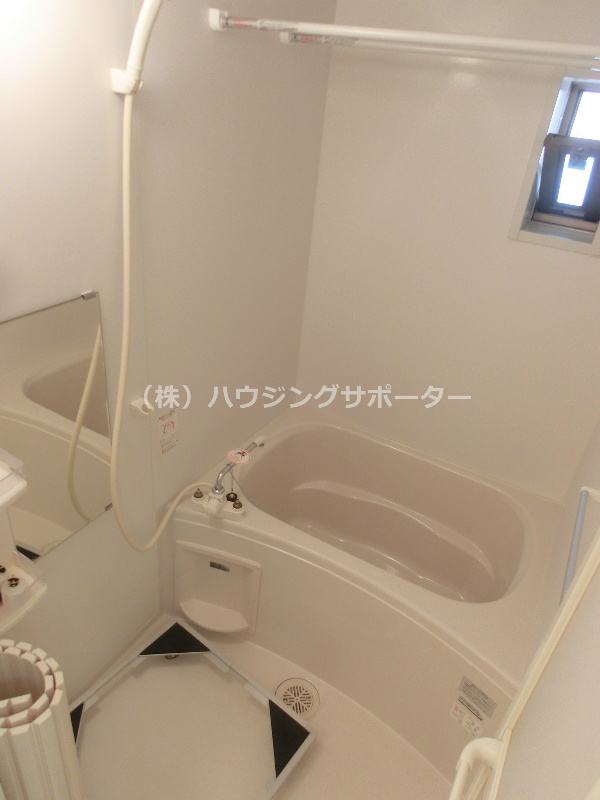 風呂画像：小窓も付いていていいですね