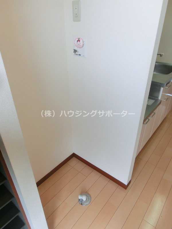 その他設備：洗濯機置場は玄関脇です
