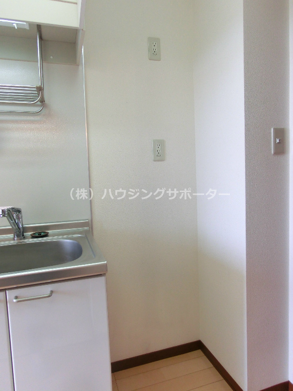 キッチン：冷蔵庫置場、上部にコンセント２か所あります