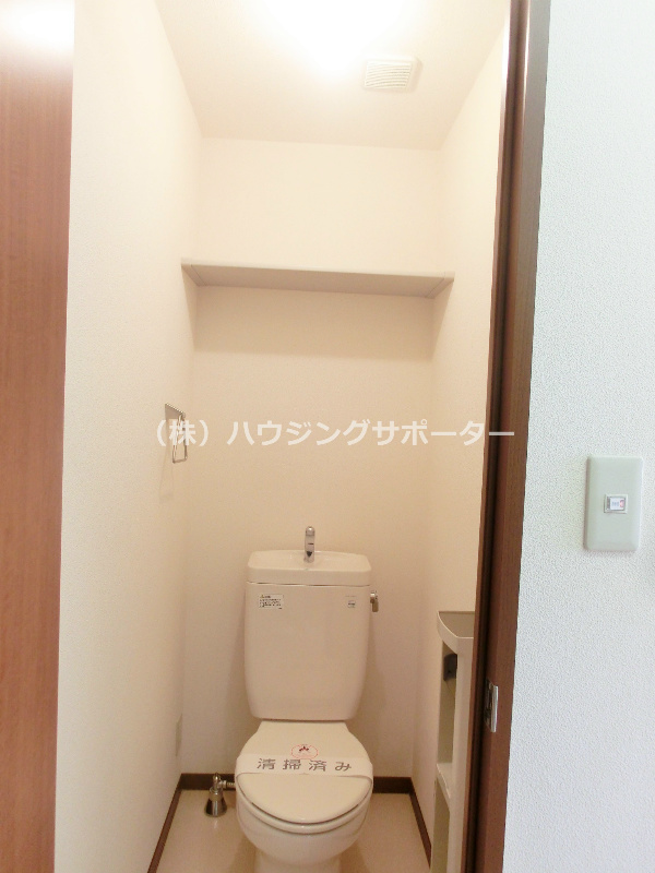 トイレ：トイレ上部にもちょっとした棚あります