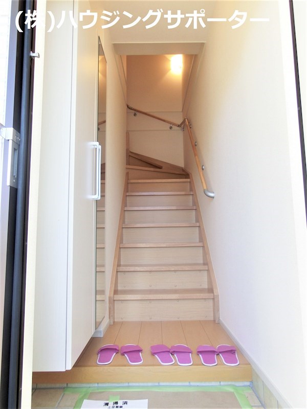 玄関：201号室のお部屋です。